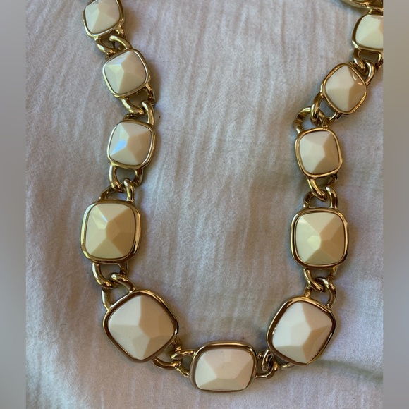 Banana‎ Republic Cream Colored Statement Necklace Toggle Clasp - Picture 2 of 8